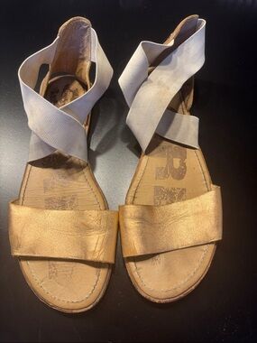 Sorel Women's Gold and Cream Cross-Strap Sandals